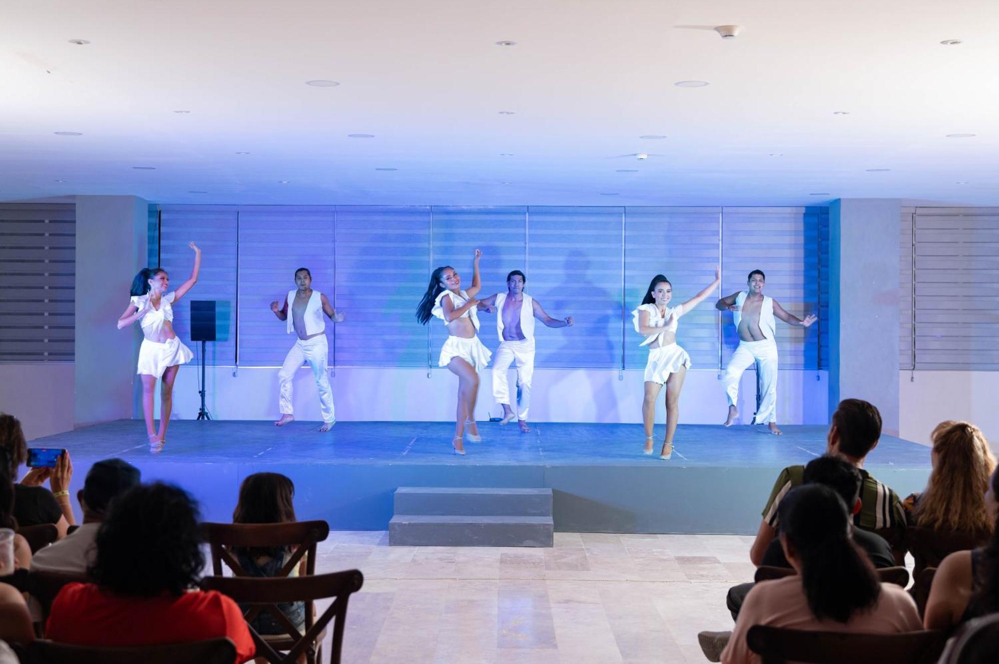 Ritz Acapulco All Inclusive Exterior foto Entertainment at a resort