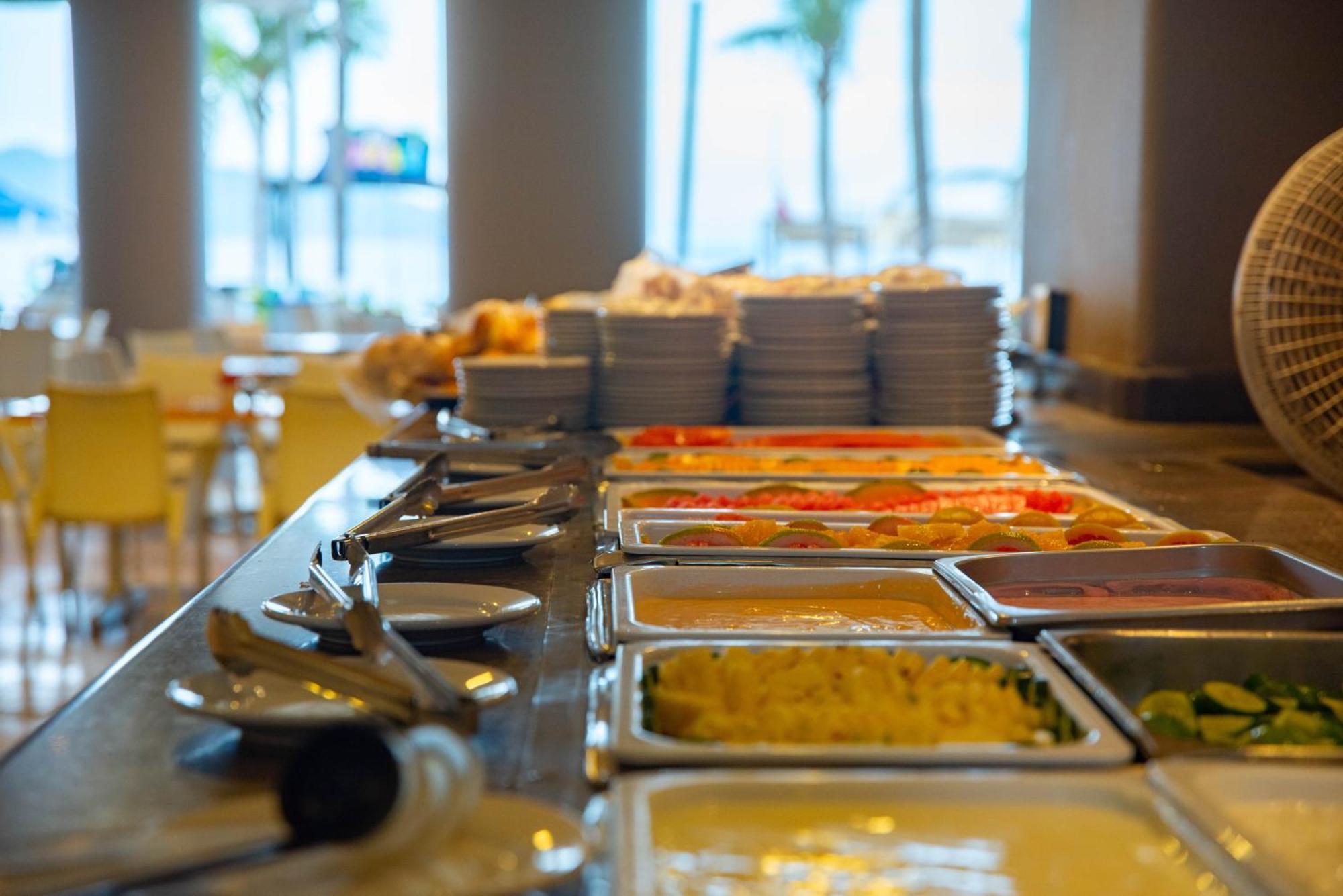 Ritz Acapulco All Inclusive Exterior foto A chafing dish buffet