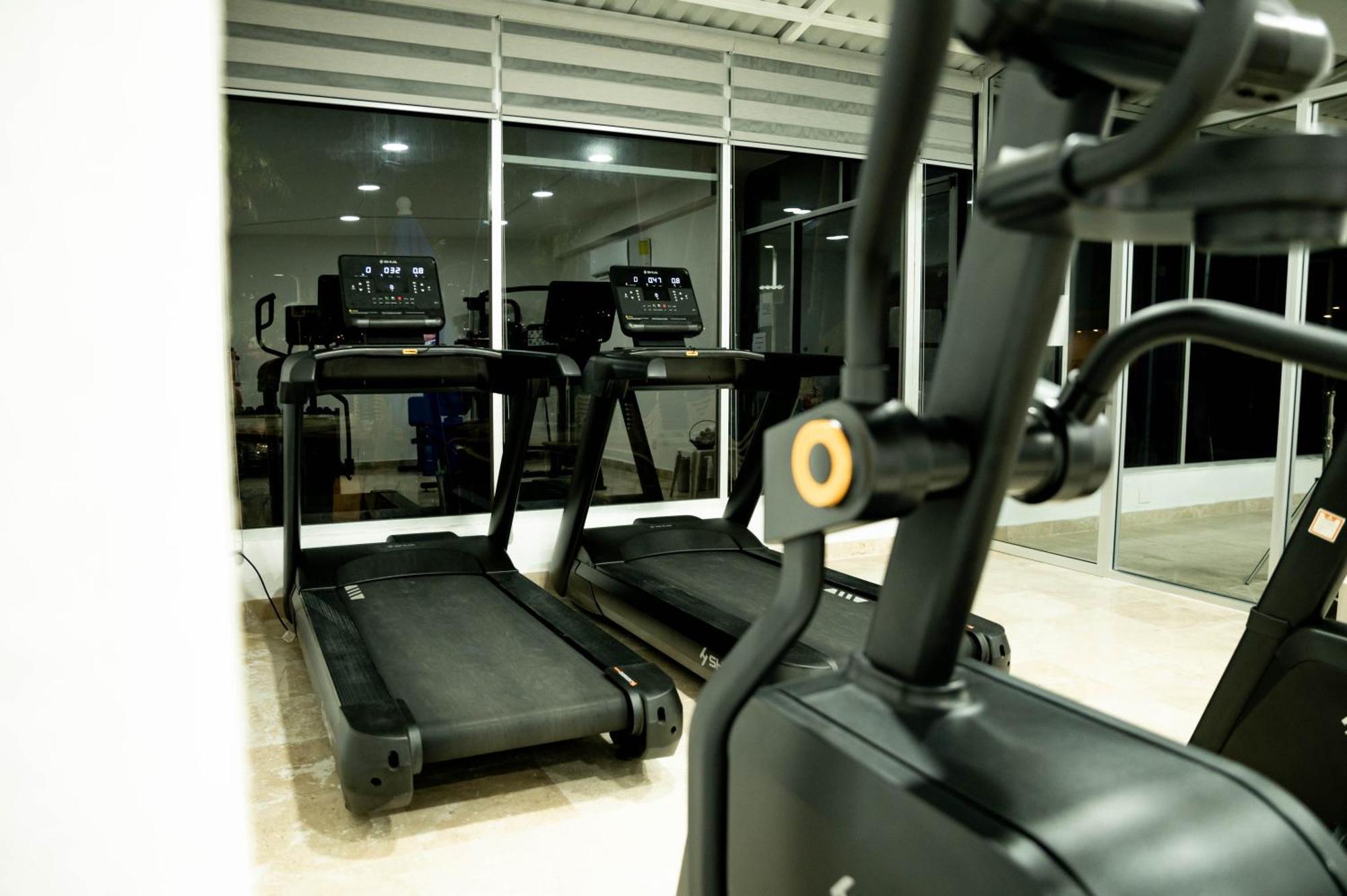 Ritz Acapulco All Inclusive Exterior foto A treadmill
